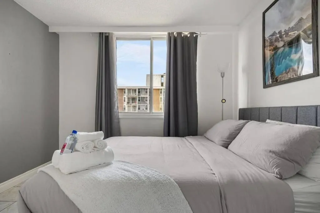 Downtown Near Rogers Place With Covered Parking, Sleeps 6, Pool Table, Sauna, Gym, Two Bedrooms & More Edmonton Apartment