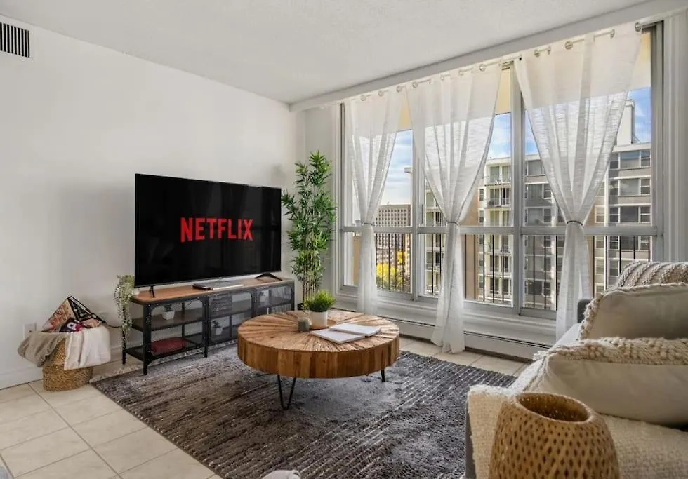 Downtown Near Rogers Place With Covered Parking, Sleeps 6, Pool Table, Sauna, Gym, Two Bedrooms & More Edmonton